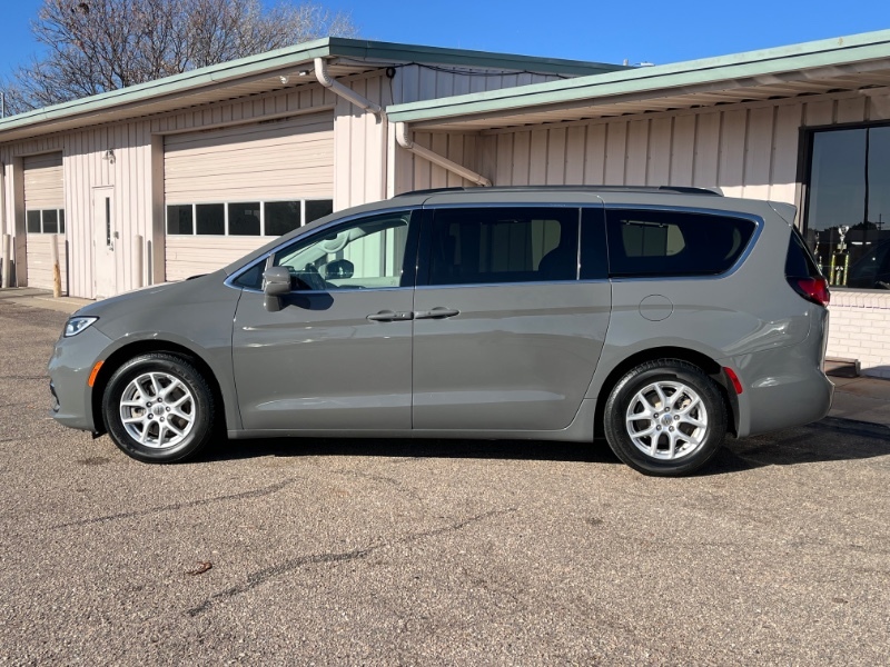 2022 Chrysler Pacifica Touring L's photo
