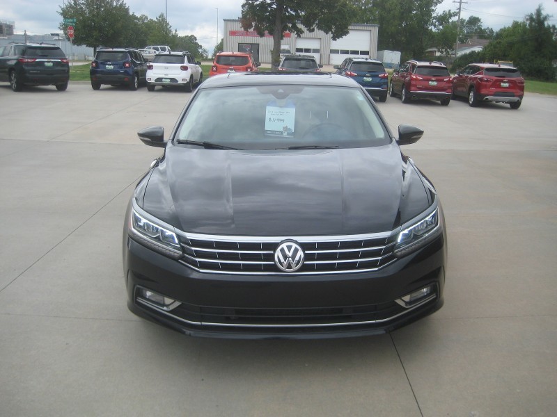 2018 Volkswagen Passat 2.0T SEL Premium photo 2