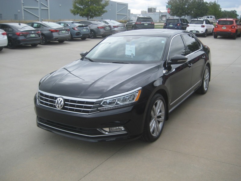 2018 Volkswagen Passat 2.0T SEL Premium photo 3