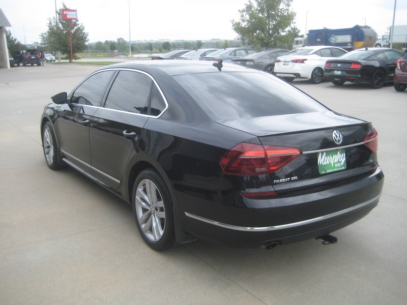 2018 Volkswagen Passat 2.0T SEL Premium photo 4