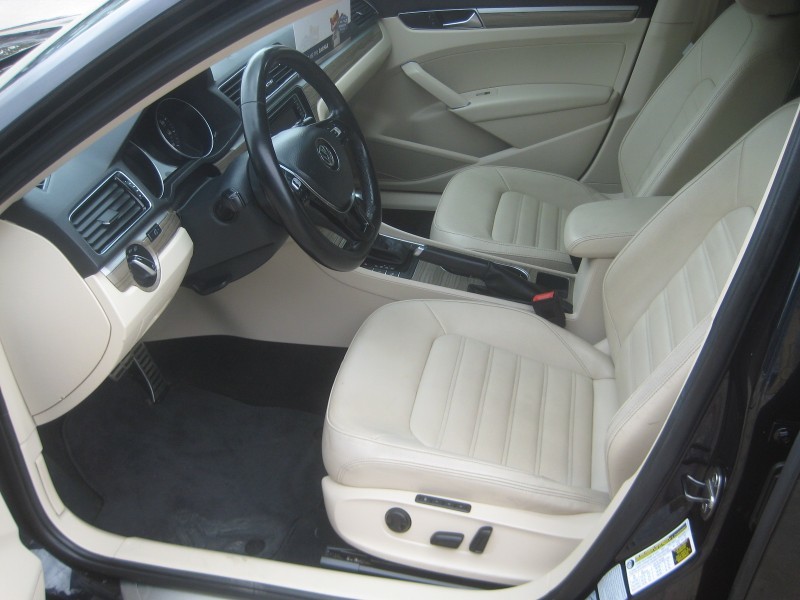 2018 Volkswagen Passat 2.0T SEL Premium photo 13
