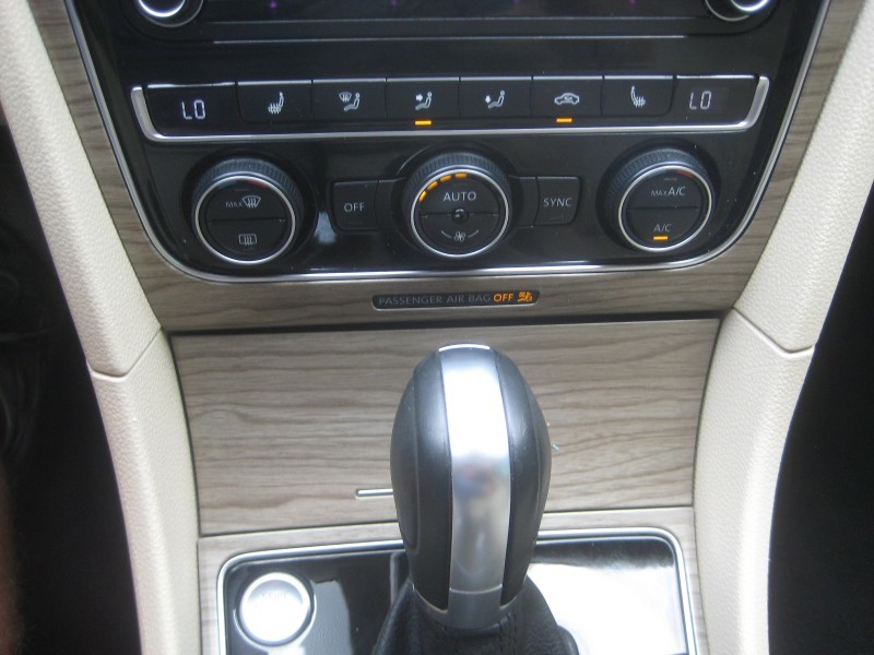 2018 Volkswagen Passat 2.0T SEL Premium photo 16