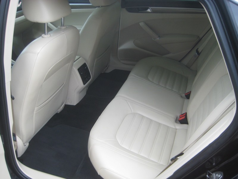 2018 Volkswagen Passat 2.0T SEL Premium photo 18
