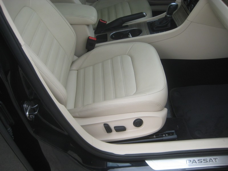 2018 Volkswagen Passat 2.0T SEL Premium photo 22