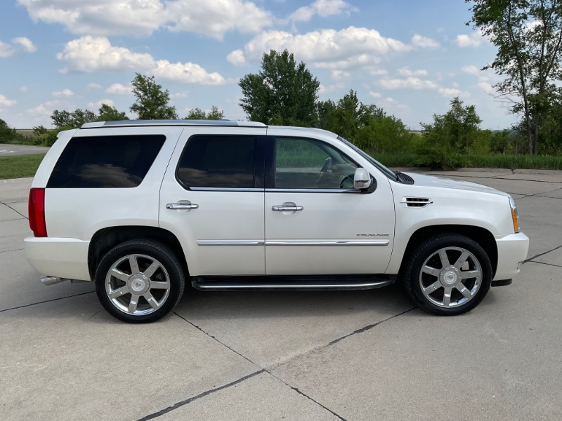 2011 Cadillac Escalade AWD Luxury's photo