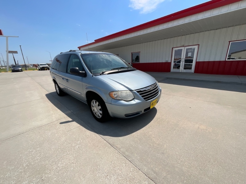 Used 2005 Chrysler Town & Country Touring with VIN 2C4GP54L75R571106 for sale in Seward, NE