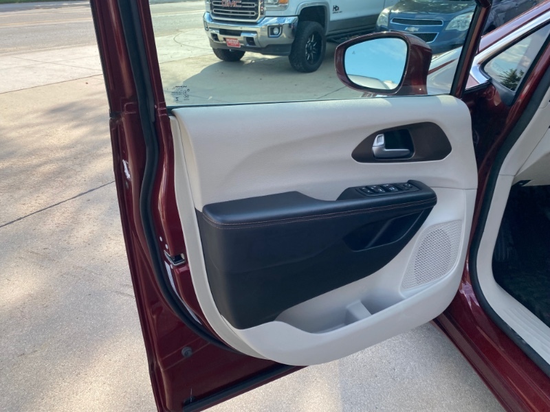 2018 Chrysler Pacifica Touring L photo 2