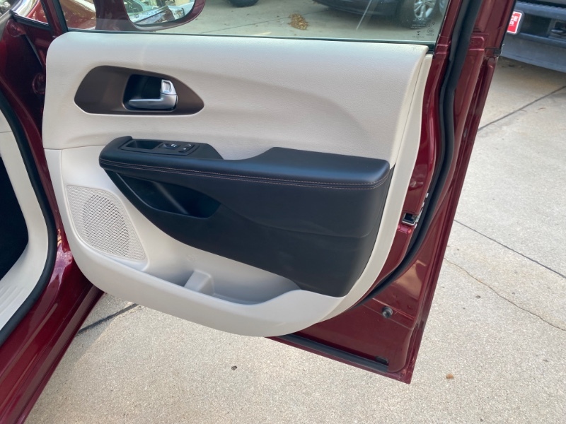 2018 Chrysler Pacifica Touring L photo 11