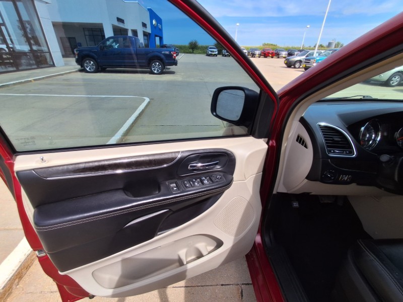 2014 Chrysler Town & Country Touring photo 8