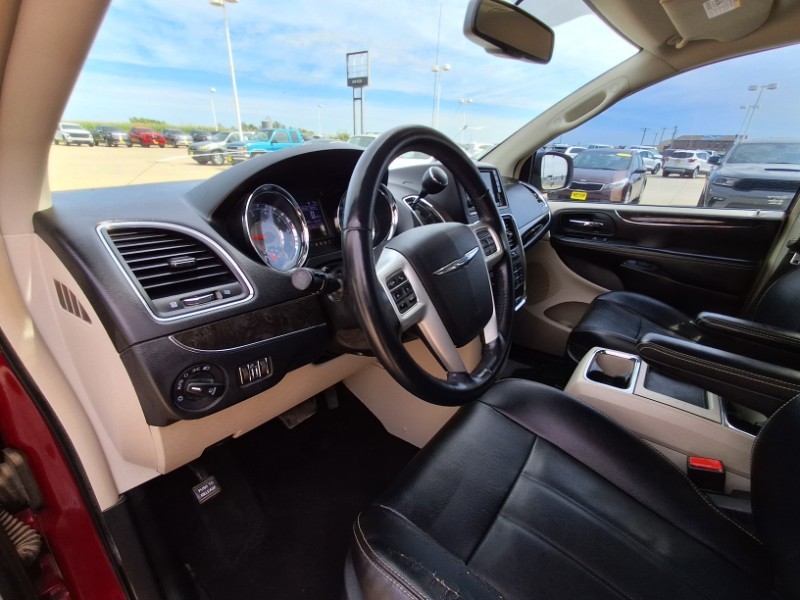 2014 Chrysler Town & Country Touring photo 9