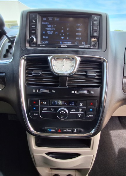 2014 Chrysler Town & Country Touring photo 12