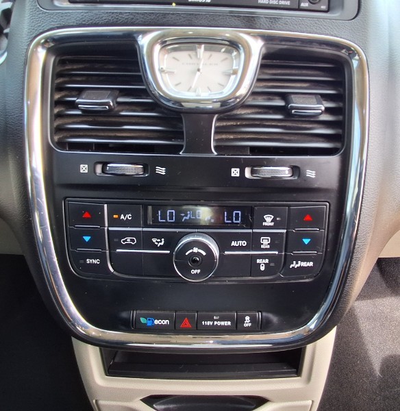 2014 Chrysler Town & Country Touring photo 15