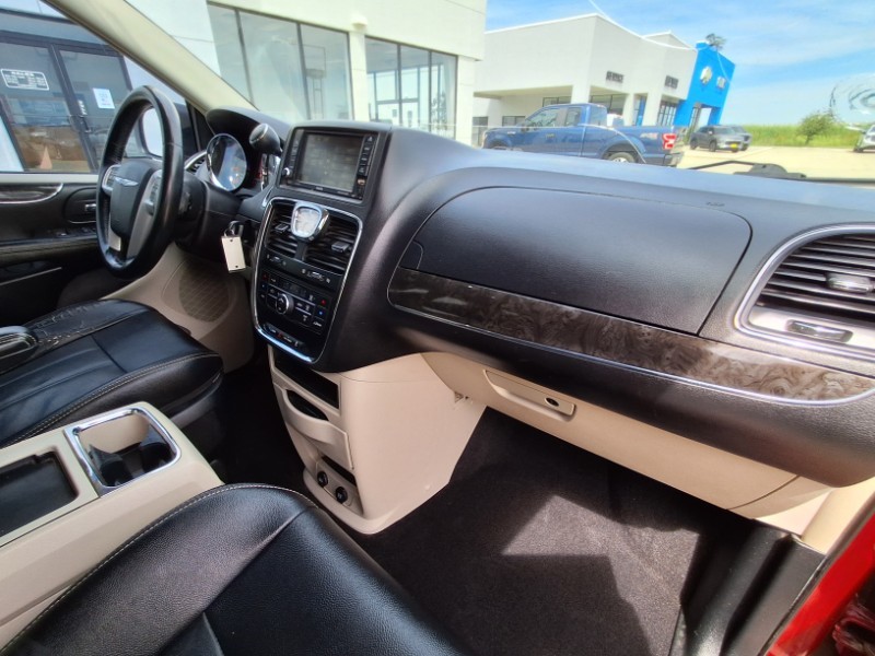 2014 Chrysler Town & Country Touring photo 16