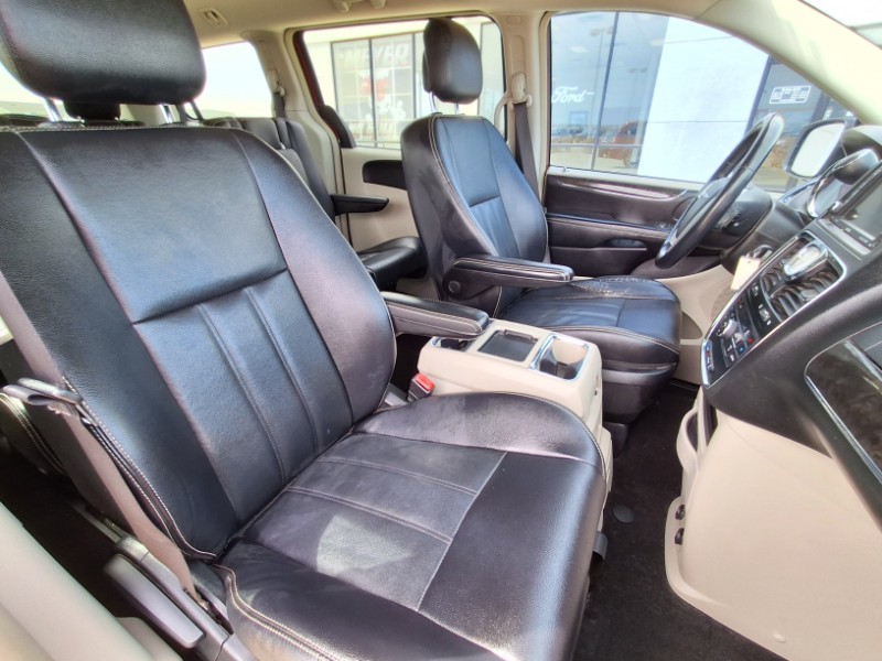 2014 Chrysler Town & Country Touring photo 17