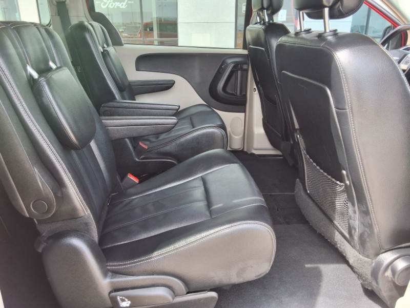2014 Chrysler Town & Country Touring photo 18