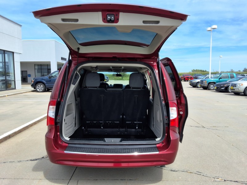 2014 Chrysler Town & Country Touring photo 21