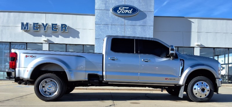 2023 Ford F-450 Super Duty Lariat's photo