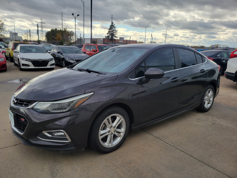 2017 Chevrolet Cruze LT photo 2