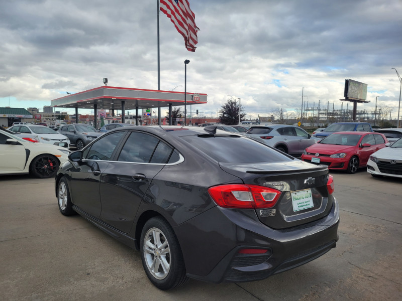 2017 Chevrolet Cruze LT photo 4
