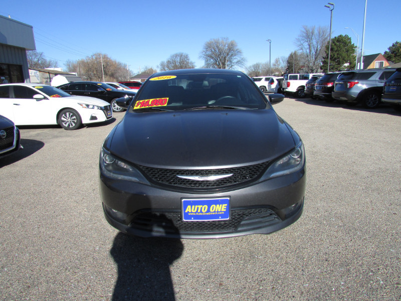 2016 Chrysler 200 S photo 2