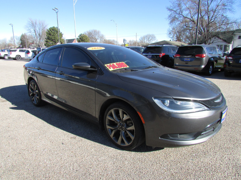 2016 Chrysler 200 S photo 3