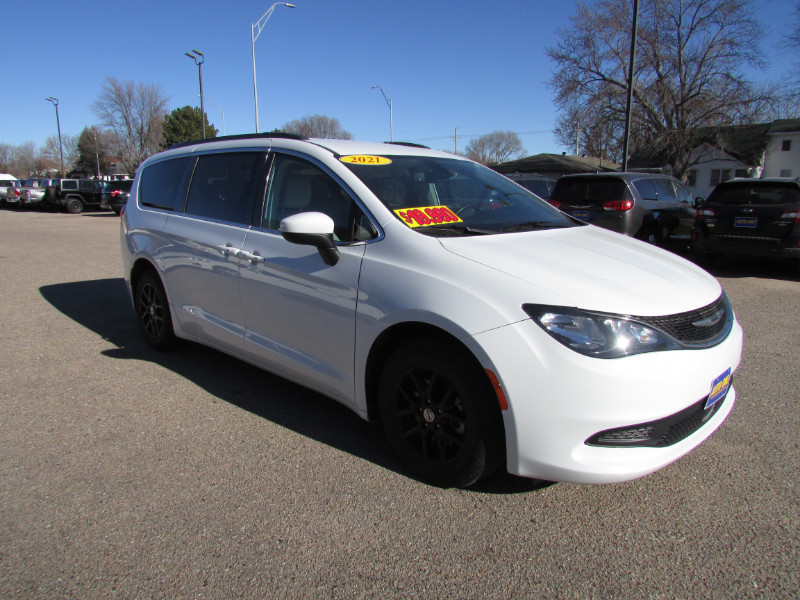 2021 Chrysler Voyager null photo 3