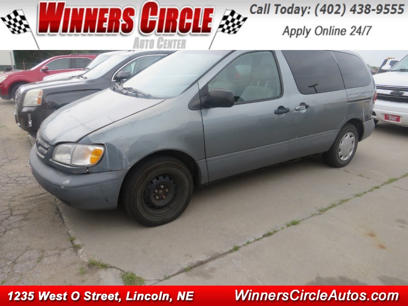 2000 Toyota Sienna LE's photo